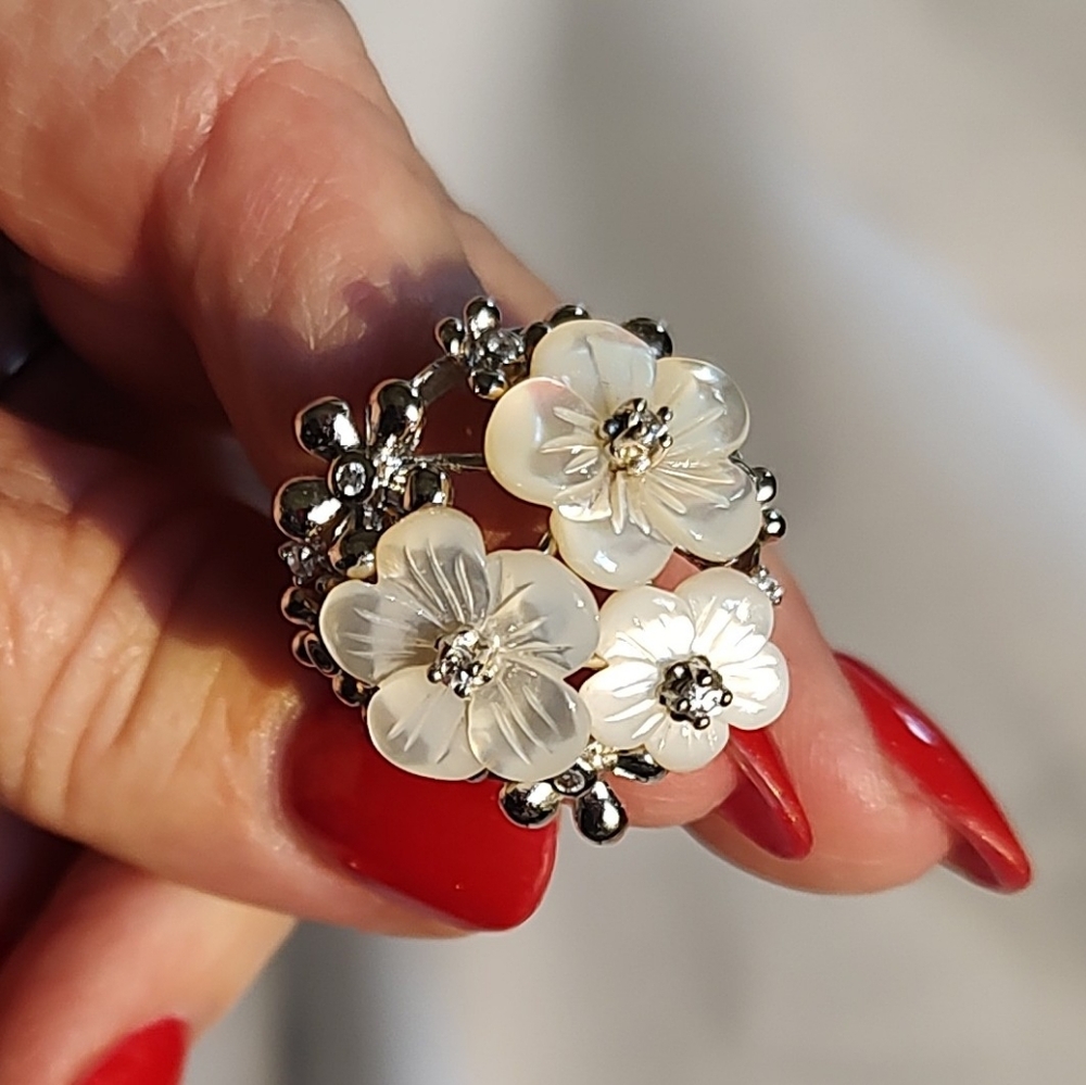 Elegant Floral Silver and White Ring - Picture 2 of 5